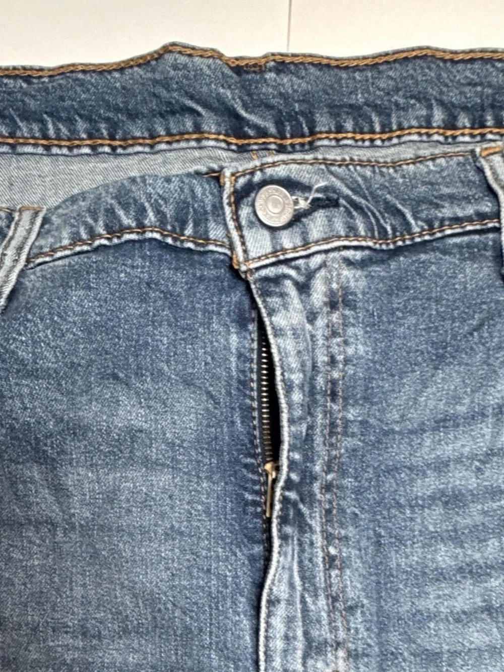 Levi's 502 Men’s Straight Leg Denim Jeans in Medium Blue Wash 44x28